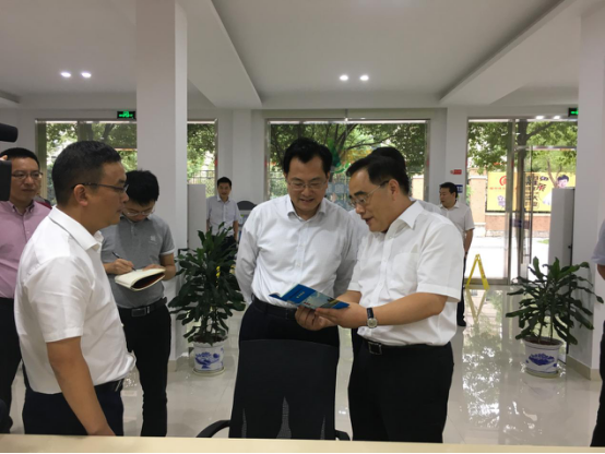 宁波市市长裘东耀走访锦屏街道资源配置和行政服务中心